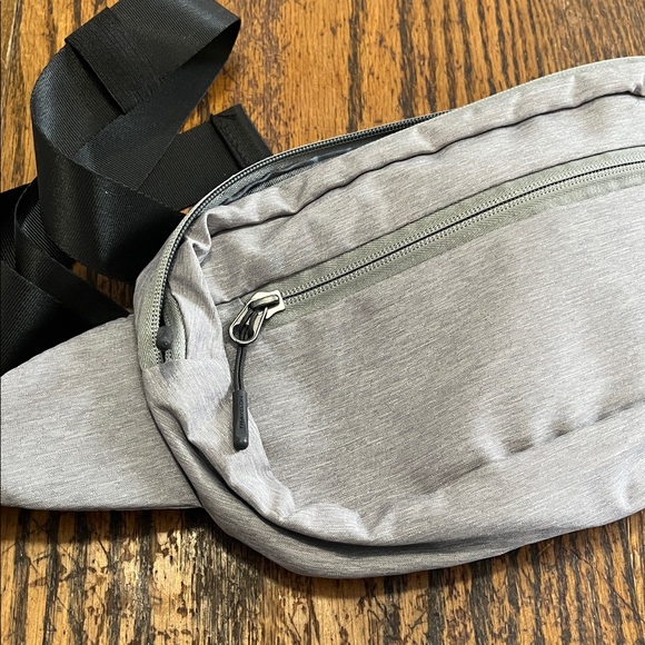 Travelon Light Gray Belt Bag NWOT - Picture 2 of 4